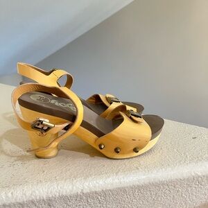 Flogg Sandal Clog Woman Size 9 Chunky Heel Tan Leather Upper Wooden Clog Sandals